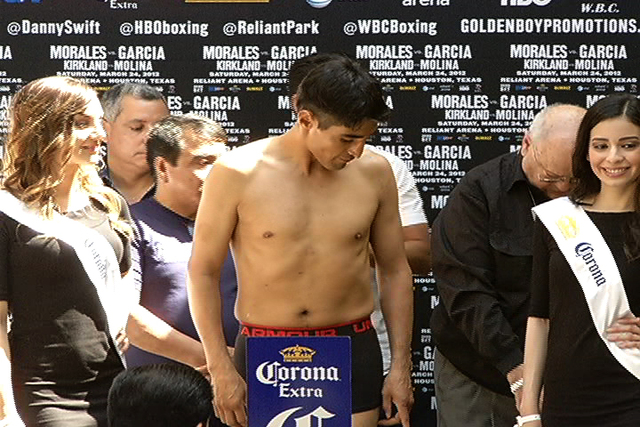 Morales durante la ceremonia de pesaje en la que excedió las 140 libras de  la categoría de los superligeros del Consejo Mundial.