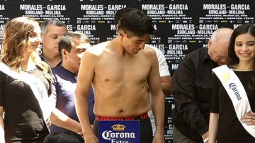Morales durante la ceremonia de pesaje en la que excedió las 140 libras de  la categoría de los superligeros del Consejo Mundial.