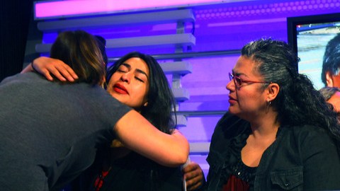 Raquel Javier recibe un abrazo de consuelo ante la mirada de su hermana Rosa.
