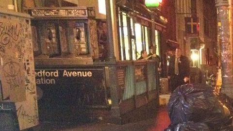Agentes se hicieron cargo de la escena en la estación Bedford Avenue el Brooklyn.