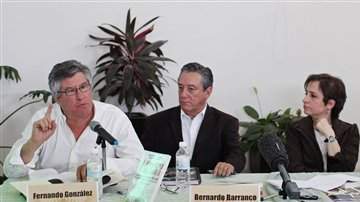 Desde la izquierda, Fernando González,  Bernardo Barranco y Carmen Aristegui, durante la conferencia de prensa realizada hoy.