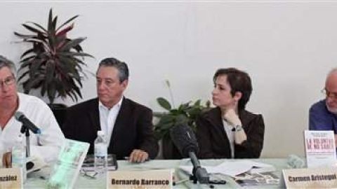 Desde la izquierda, Fernando González,  Bernardo Barranco y Carmen Aristegui, durante la conferencia de prensa realizada hoy.
