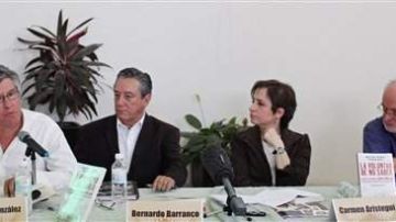 Desde la izquierda, Fernando González,  Bernardo Barranco y Carmen Aristegui, durante la conferencia de prensa realizada hoy.