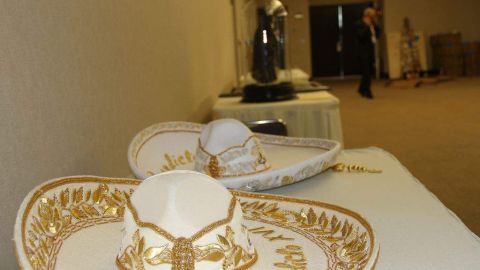 Con hilos de oro se trabajaron estos sombreros de charro regalados a Benedicto XVI.