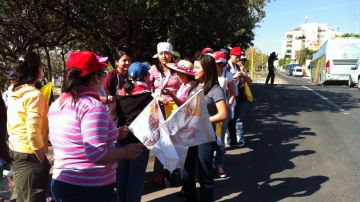 Mexicanos de todas partes del país se mantienen a las afueras del Colegio Miraflores con la esperanza de ver al Santo Padre.