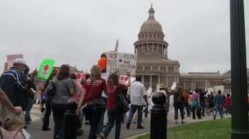 En Austin, capital de Texas, una concurrida manifestación se expresó en defensa de la educación en el estado.