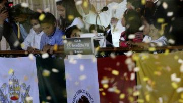El papa Benedicto XVI habla en la ciudad de Guanajuato después de un encuentro con jóvenes durante su segundo día de visita al país.