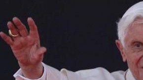 El papa Benedicto XVI saluda a su llegada al aeropuerto internacional del Bajío, a las afueras de la ciudad de Silao, México.