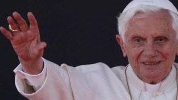 El papa Benedicto XVI saluda a su llegada al aeropuerto internacional del Bajío, a las afueras de la ciudad de Silao, México.
