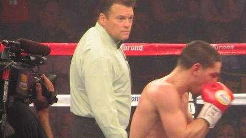 Danny García (izq.) se impuso a Erik Morales en Houston.