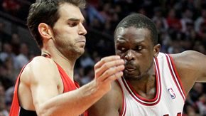 Luol Deng, en la imagen recibiendo presión de Jose Calderon, de los Raptors, fue quien encestó el canasto de la victoria anoche.