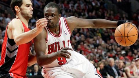 Luol Deng, en la imagen recibiendo presión de Jose Calderon, de los Raptors, fue quien encestó el canasto de la victoria anoche.