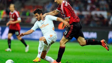 Zlatan Ibrahimovic (11), del Milan, lucha por el balón ante Marquinho, del Roma, en partido disputado en el Giuseppe Meazza.