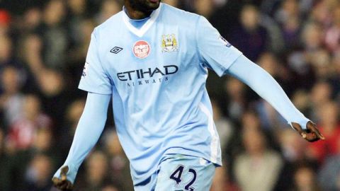 Yaya Toure celebra tras marcar el empate contra Stoke City.