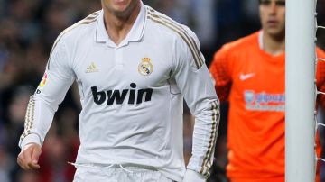 Cristiano Ronaldo, quien tras su doblete llegó a 101 goles en 92 partidos con el Real Madrid, celebra su segunda anotación.