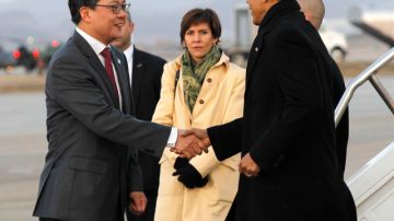 El presidente Barack Obama es recibido por representantes del Gobierno de Seúl, a su llegada para la Cumbre Nuclear.