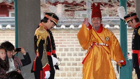 Representante del Imperio Coreano, ataviado con los atuendos típicos, recupera las tradiciones diplomáticas.