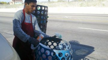 Jerson Reyes ayuda a pesar los botes y botellas que la gente trae al R & C Recycle Center en la calle S. Alameda.