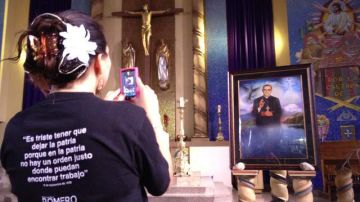 Salvadoreños se reunieron para honrar a su héroe, Monseñor Óscar Romero, ayer en Los Ángeles.