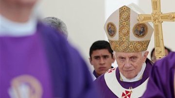 El Papa Benedicto XVI: "En estos momentos en que tantas familias se encuentran divididas o forzadas a la migración, cuando muchas padecen a causa de la pobreza, la corrupción, la violencia doméstica, el narcotráfico, la crisis de valores o la criminalidad, acudimos a María en busca de consuelo, fortaleza y esperanza".