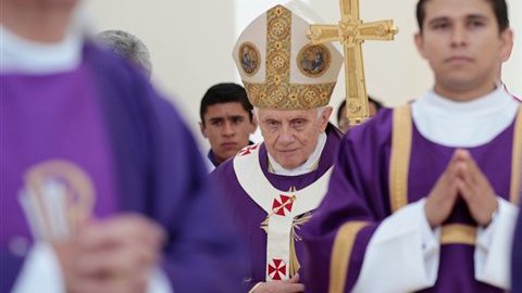 El Papa Benedicto XVI: "En estos momentos en que tantas familias se encuentran divididas o forzadas a la migración, cuando muchas padecen a causa de la pobreza, la corrupción, la violencia doméstica, el narcotráfico, la crisis de valores o la criminalidad, acudimos a María en busca de consuelo, fortaleza y esperanza".