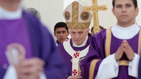 El Papa Benedicto XVI: "En estos momentos en que tantas familias se encuentran divididas o forzadas a la migración, cuando muchas padecen a causa de la pobreza, la corrupción, la violencia doméstica, el narcotráfico, la crisis de valores o la criminalidad, acudimos a María en busca de consuelo, fortaleza y esperanza".
