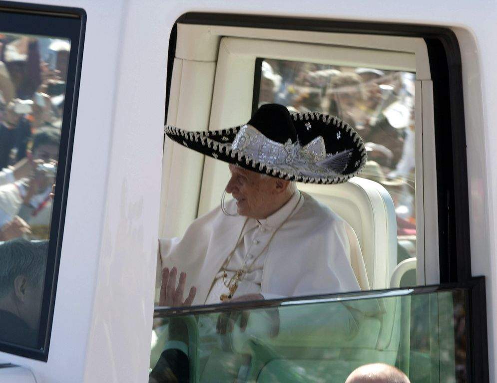 El Papa Benedicto XVI sonrió a la multitud que le esperaba para la misa.