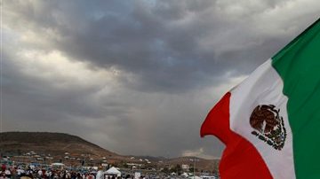 Desde ayer los seguidores del papa Benedicto XVI aseguraron su espacio para la misa de hoy.