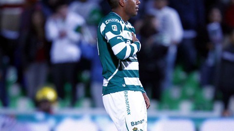 Daniel Ludueña festeja colocándose un tachón  en la cabeza luego de anotarle a Jaguares en el juego de vuelta de cuartos de final.