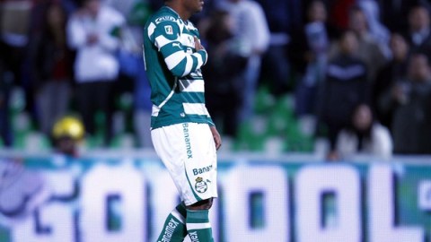 Daniel Ludueña festeja colocándose un tachón  en la cabeza luego de anotarle a Jaguares en el juego de vuelta de cuartos de final.