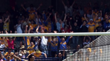 Lucas Lobos festeja luego de anotar el segundo gol de Tigres, el cual logró gracias a un pase de Damián Álvarez en CU.