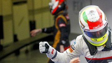 Sergio 'Checo' Pérez, de la escudería Sauber, celebra su segundo puesto en el circuito de Sepang.