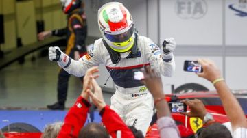 Sergio 'Checo' Pérez, de la escudería Sauber, celebra su segundo puesto en el circuito de Sepang.