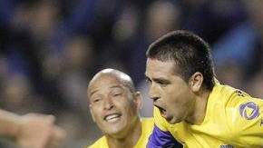 Juan Román Riquelme anota y celebra ante Lanús. Fue el segundo de Boca que en el cierre  toleró el empate y se cayó de la punta.