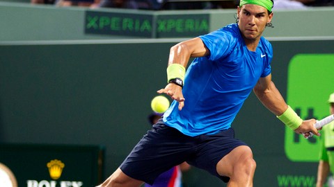 Nadal se desplaza para devolver un saque en los primeros sets.