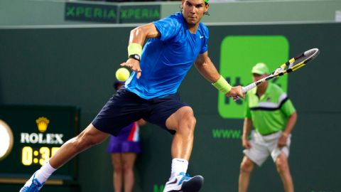 Nadal se desplaza para devolver un saque en los primeros sets.