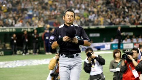 Suzuki fue obligado a salir del dugout para responder a una monumental ovación de parte de sus paisanos.