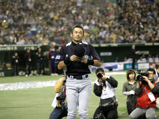 Suzuki fue obligado a salir del dugout para responder a una monumental ovación de parte de sus paisanos.