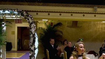 El actor E.J. Bonilla con la actriz Leah Pipes en una escena del filme dirigido por Susan Seidelman.