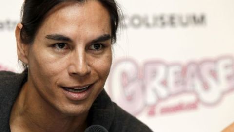 El cantante Julio Iglesias Jr. explica a la prensa su papel en el musical "Grease", en el que interpretará a Teen Angel.