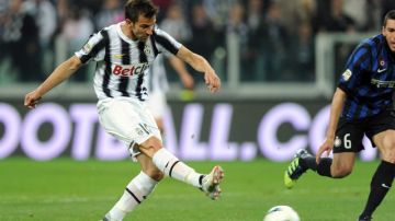 Alessandro Del Piero tuvo todo el espacio y el tiempo para rematar ante la portería del Inter y anotar el segundo gol de Juventus.