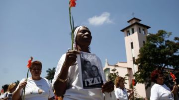 Mujeres de las Damas de Blanco realizaban ayer  su habitual marcha dominical, pese a las amenazas.