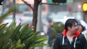 La lluvia no impidió que cientos marcharan ayer por la avenida Crenshaw.