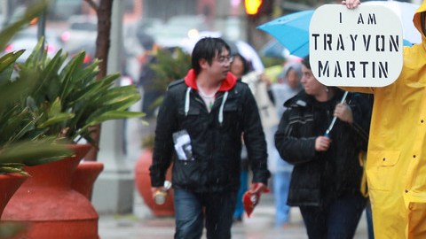 La lluvia no impidió que cientos marcharan ayer por la avenida Crenshaw.