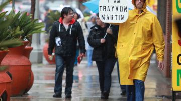 La lluvia no impidió que cientos marcharan ayer por la avenida Crenshaw.