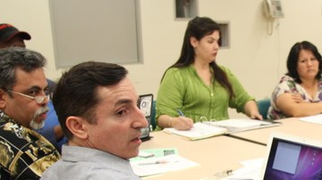 Un comité del Consejo Vecinal de  Boyle Heights en reunión el mes pasado. El BHNC acaba de concluir un periodo de sanción y ha vuelto a obtener acceso  a sus fondos.