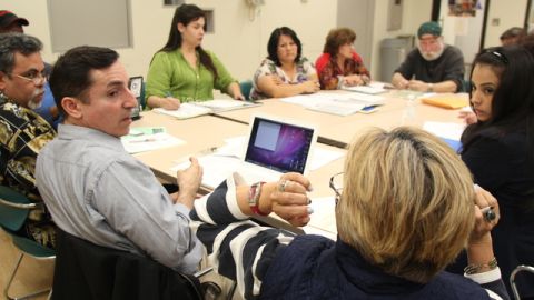 Un comité del Consejo Vecinal de  Boyle Heights en reunión el mes pasado. El BHNC acaba de concluir un periodo de sanción y ha vuelto a obtener acceso  a sus fondos.