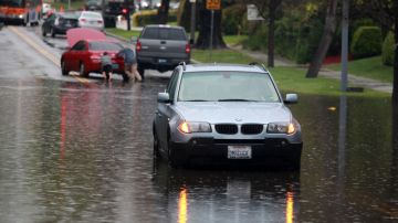 Un carro atascado en el agua ayer  en una calle inundada del sector Mid-Wilshire de Los  Ángeles.