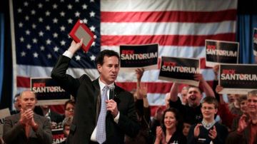 El exsenador de Pensylvania, Rick Santorum, cuando se dirigía a sus partidarios en una reunión de campaña.