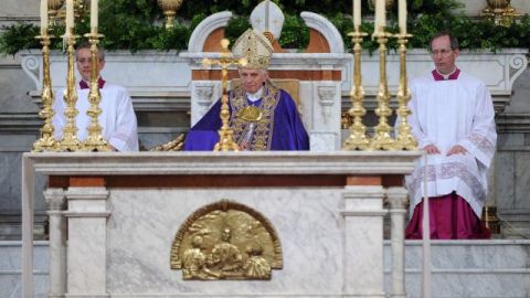 El papa Benedicto XVI ofrece una misa en la catedral de León, México.